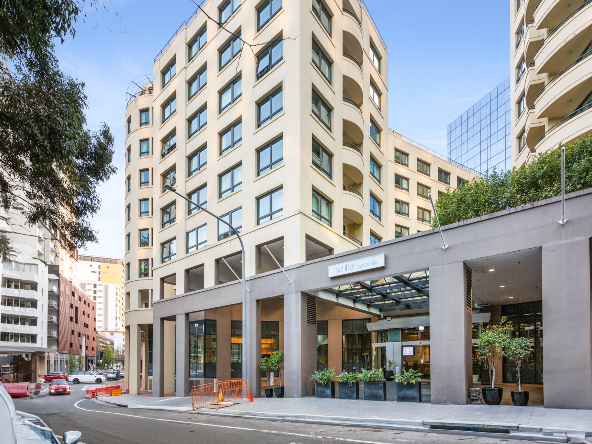 Contemporary 1-bed First Floor Unit With Pool - Parramatta