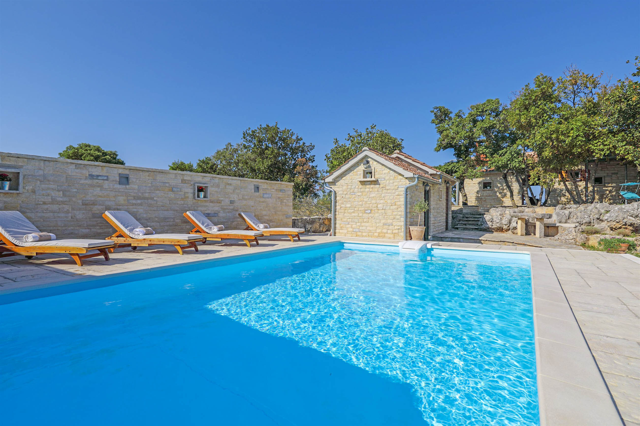 Ferienhaus mit umzäuntem Garten in Benkovac (Kroatië) und 2 Hunde erlaubt
