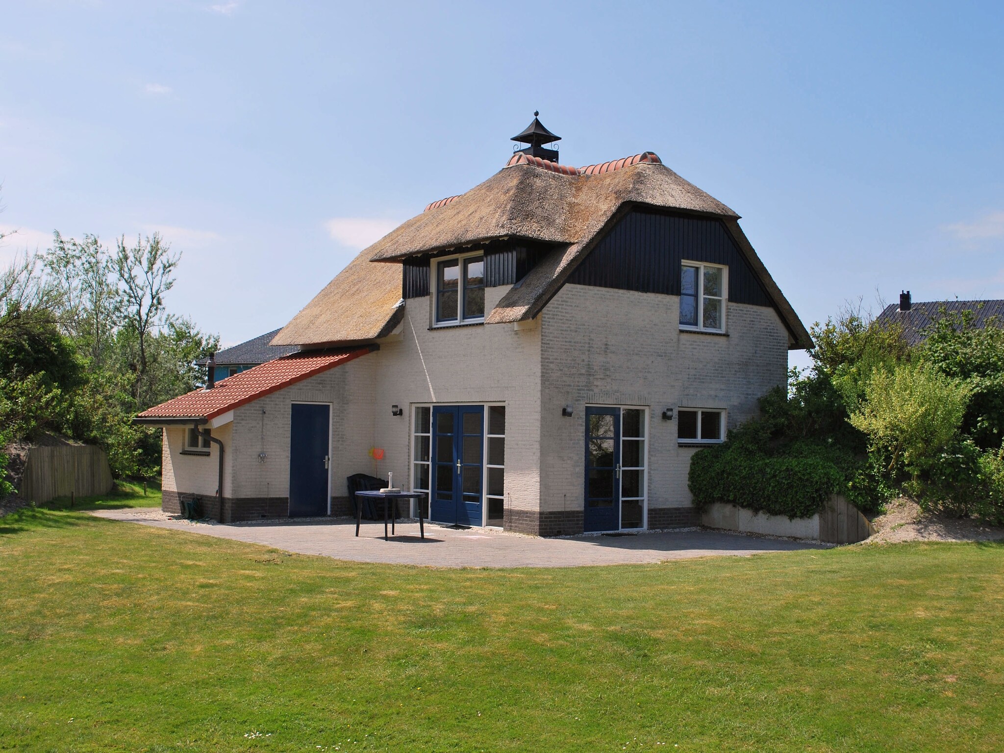 Chalet With Thatched Roof And Bathroom In A Park - Makkum