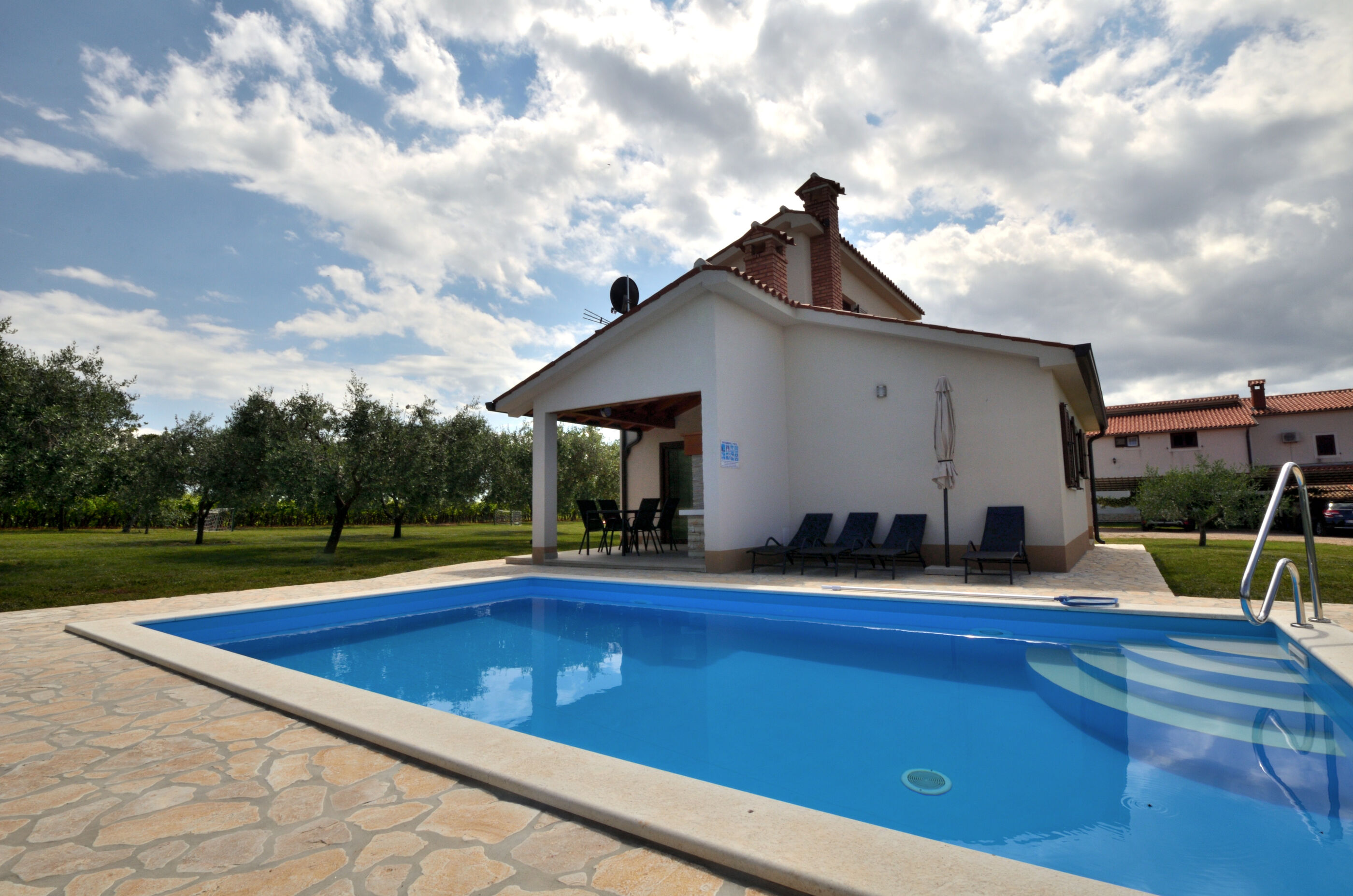 Ferienhaus mit umzäuntem Garten in Lasici (Kroatien) und 2 Hunde erlaubt