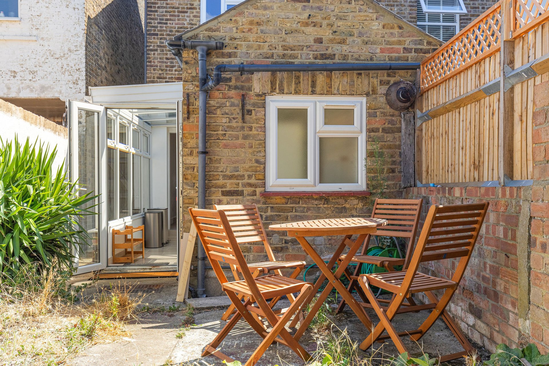 View GuestReady - Charming Kingston Home with Garden in 71 Acre Rd, Kingston upon Thames KT2 6ES, UK KT2 6ES GuestReady - Charming Kingston Home with Garden in 71 Acre Rd, Kingston upon Thames KT2 6ES, UK KT2 6ES - Property image 2 - VivreStays