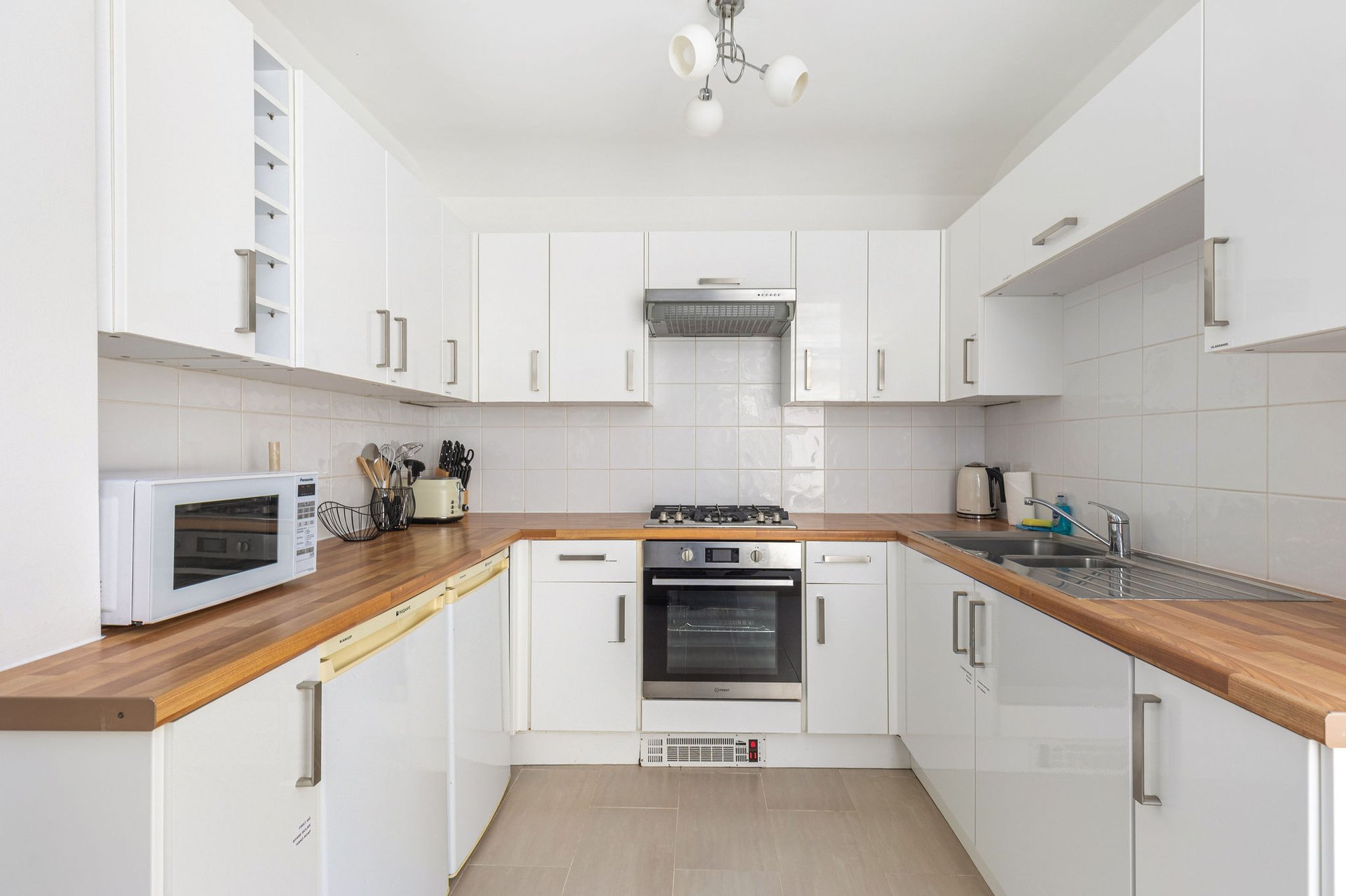 View GuestReady - Charming Kingston Home with Garden in 71 Acre Rd, Kingston upon Thames KT2 6ES, UK KT2 6ES GuestReady - Charming Kingston Home with Garden in 71 Acre Rd, Kingston upon Thames KT2 6ES, UK KT2 6ES - Property image 15 - VivreStays