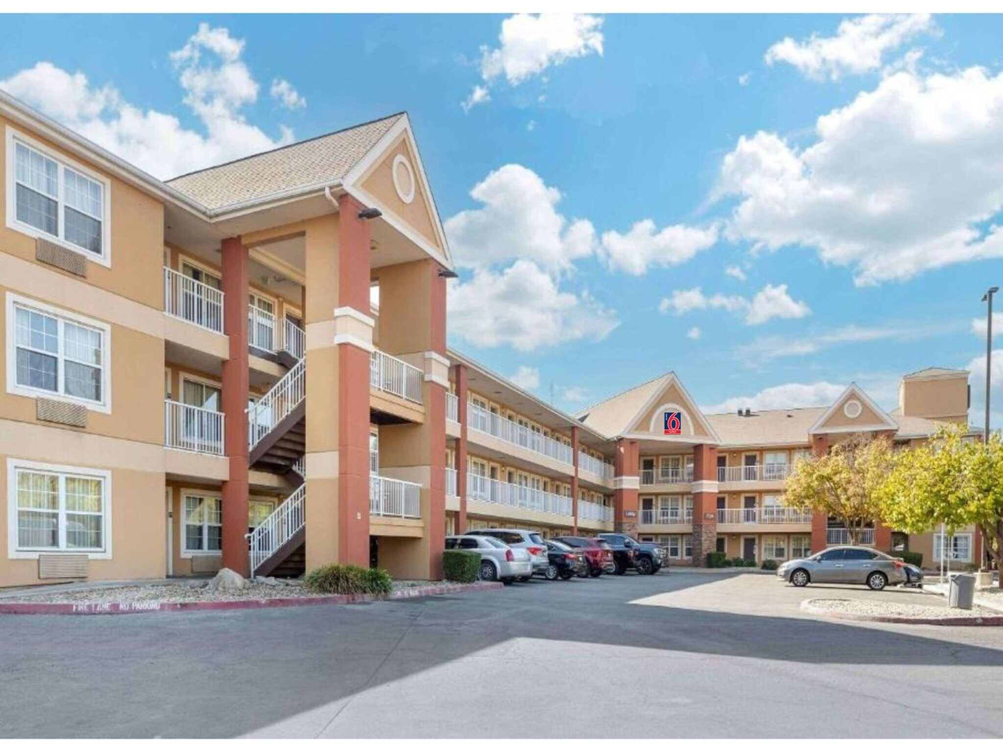 1 Queen Bed | Ada/ri Shower/smoking/kitchen - Fresno, CA