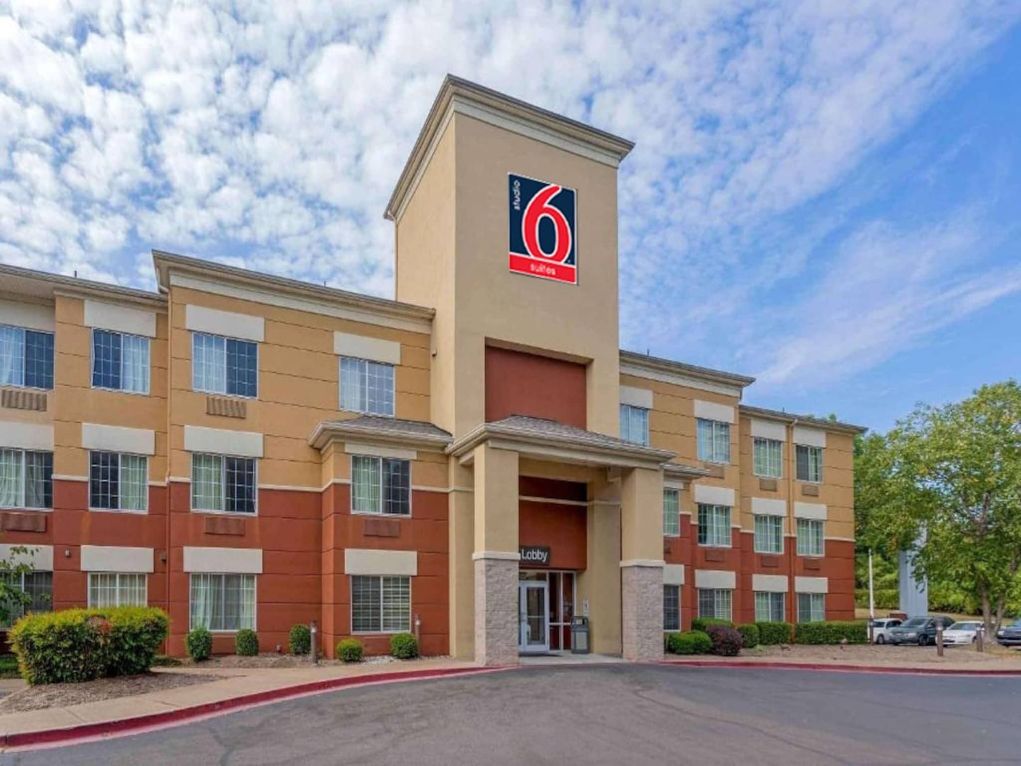 2 Queen Beds | Smoking, Kitchen - Memphis, TN