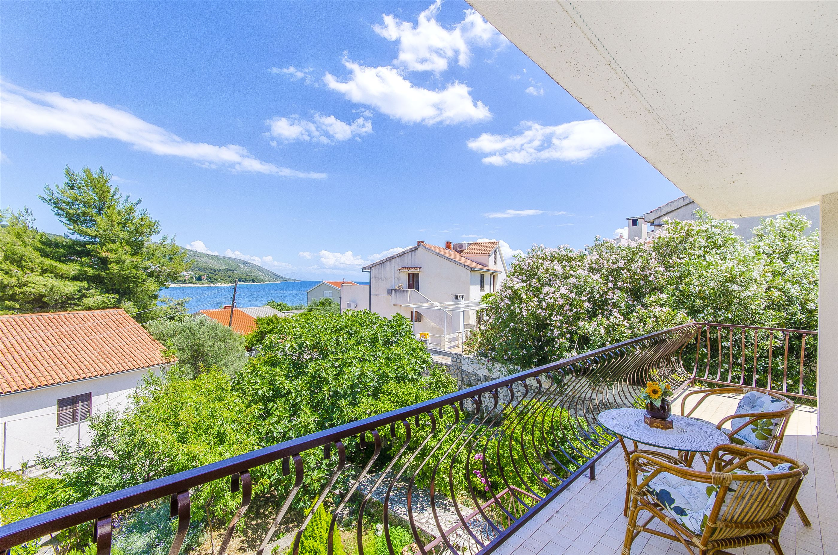 Vakantiehuis met omheinde tuin in Okrug Gornji (Ciovo) (Kroatië) 2 honden zijn welkom