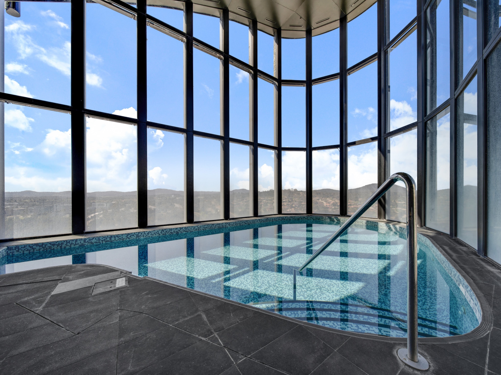 Chic 1-bed With Stunning Lake View & Indoor Pool - Australia