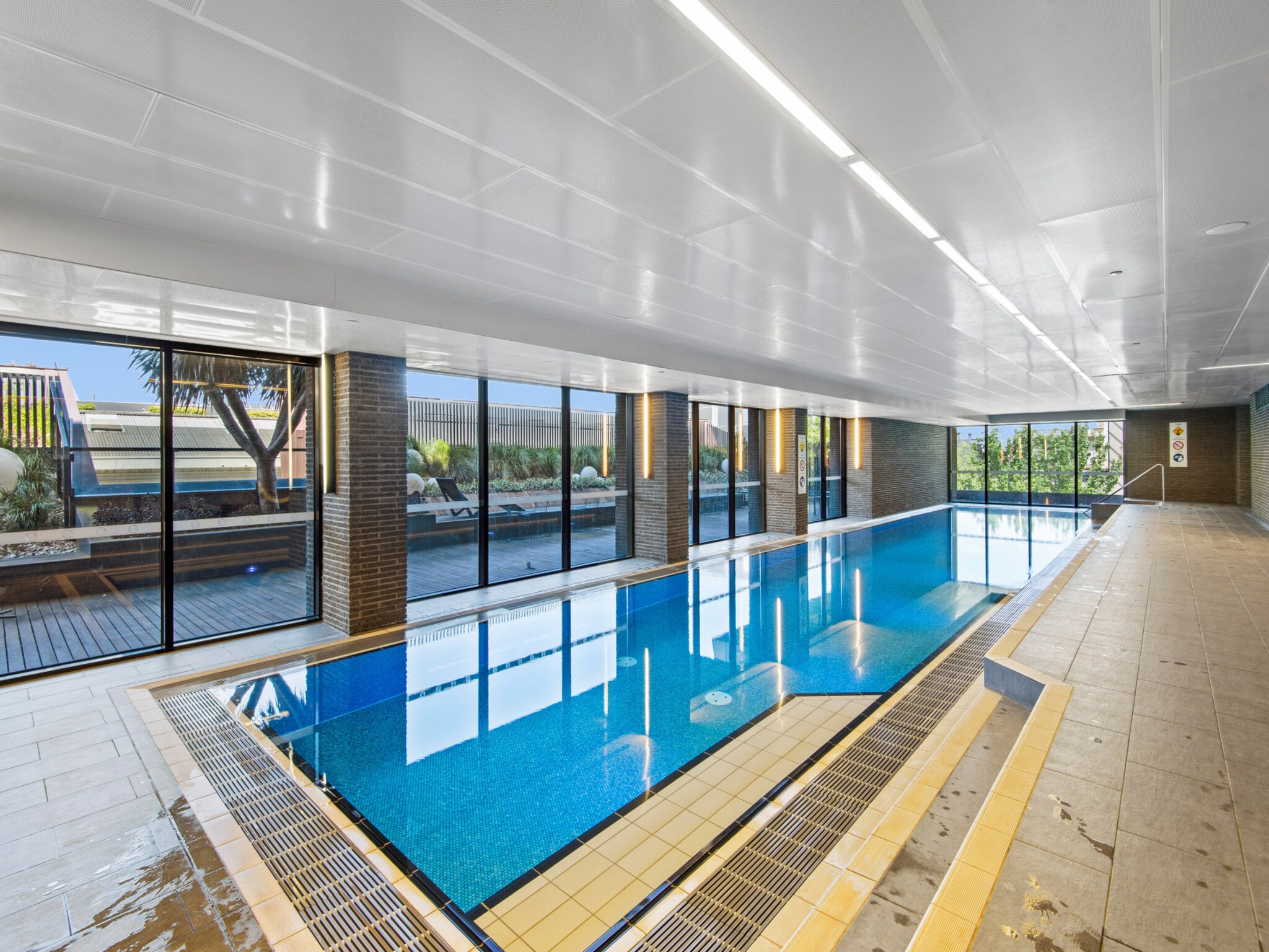 Chic 1-bed With Balcony Views And Amenities - Australia