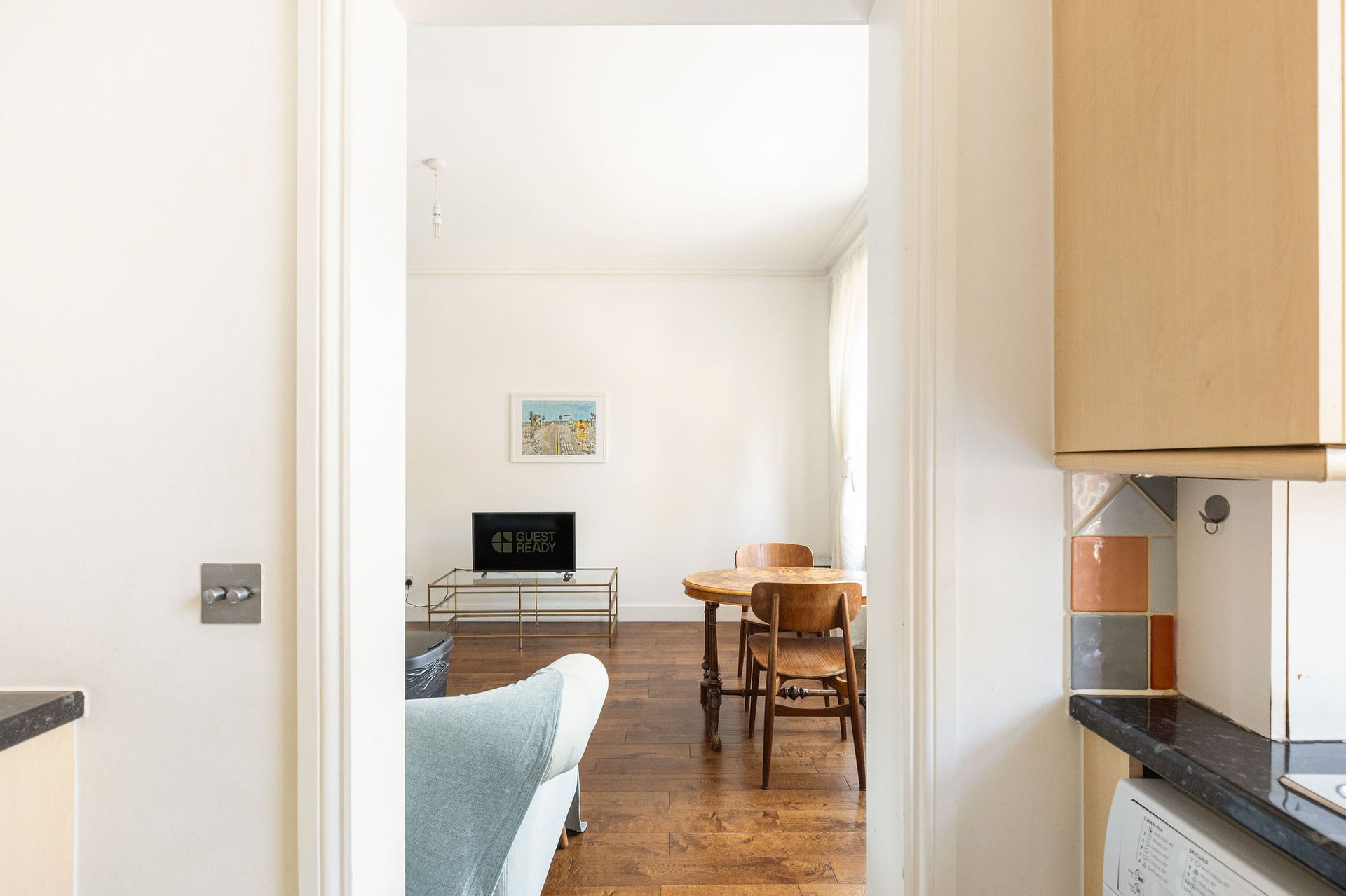 GuestReady - Charming Kensington Flat in flat 4, 34 Avonmore Road, London W14 8RS, UK W14 8RU - Property image 10 - VivreStays