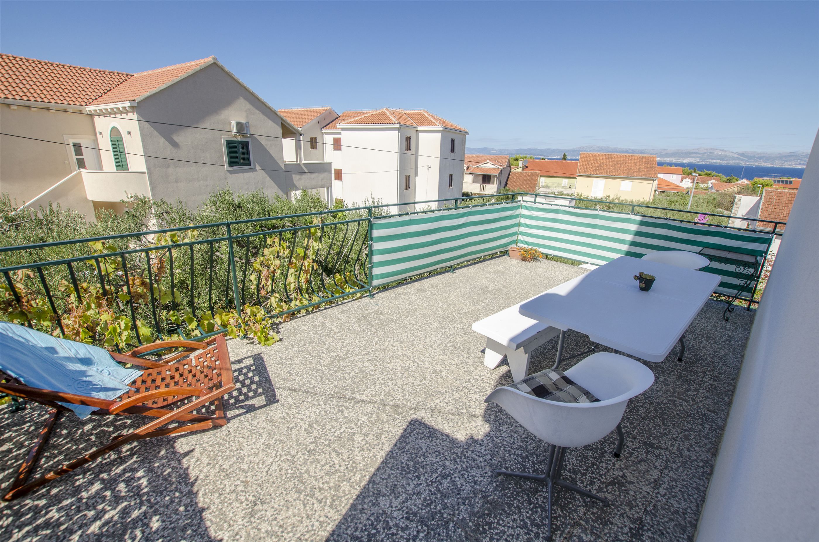 Ferienhaus mit umzäuntem Garten in Supetar - island Brac (Kroatien) und 2 Hunde erlaubt