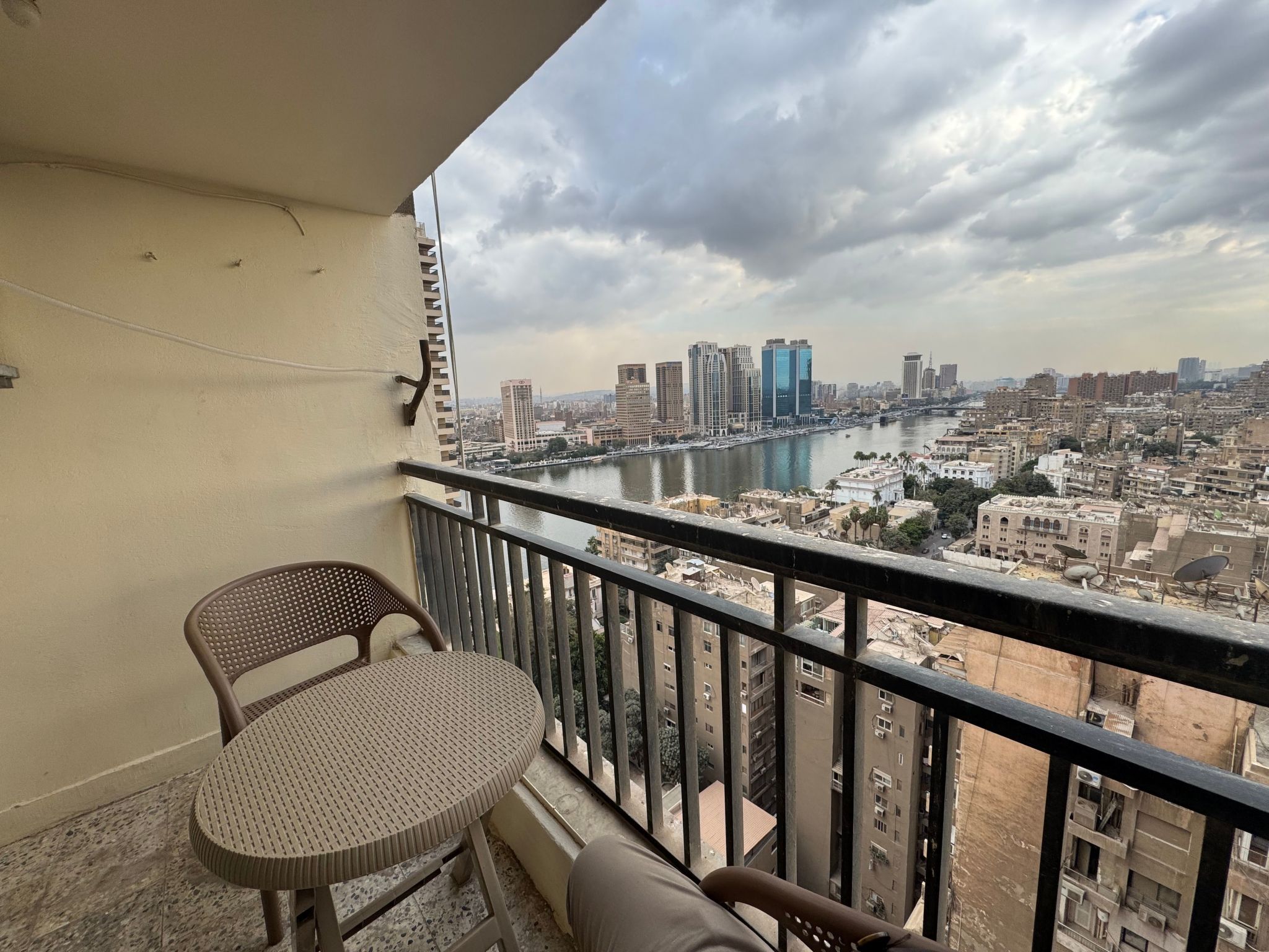 Fenster Der Wohnung Mit Blick Auf Den Nil In Kairo - El Cairo