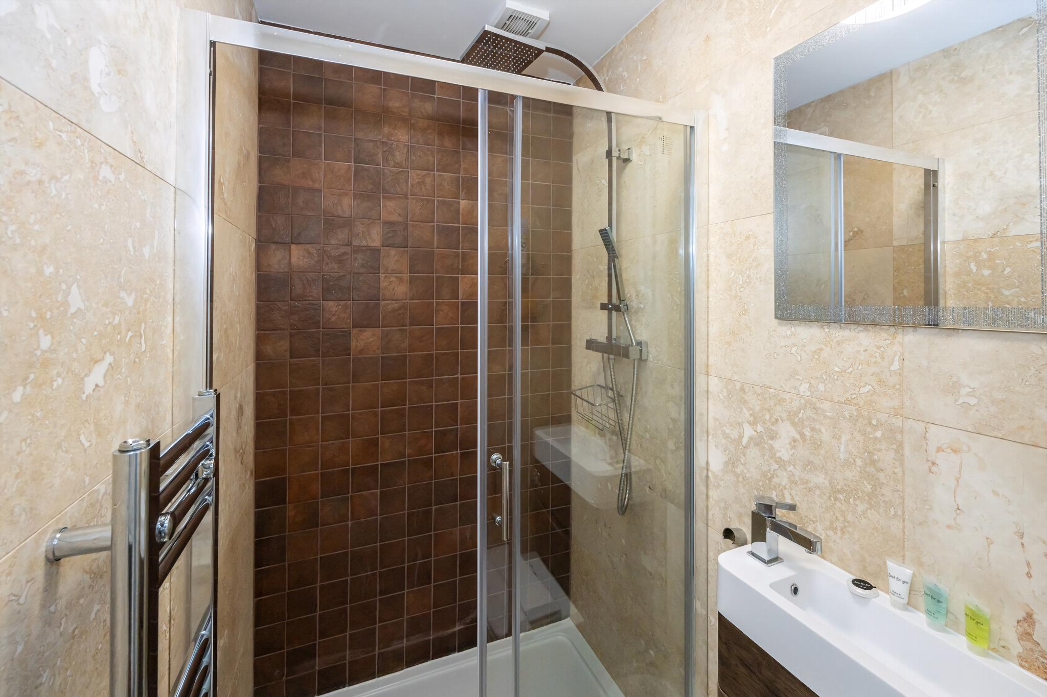 GuestReady - A Haven by the River in 45 Langland Drive, Eccles, Manchester, UK M30 7NJ - Property image 25 - VivreStays