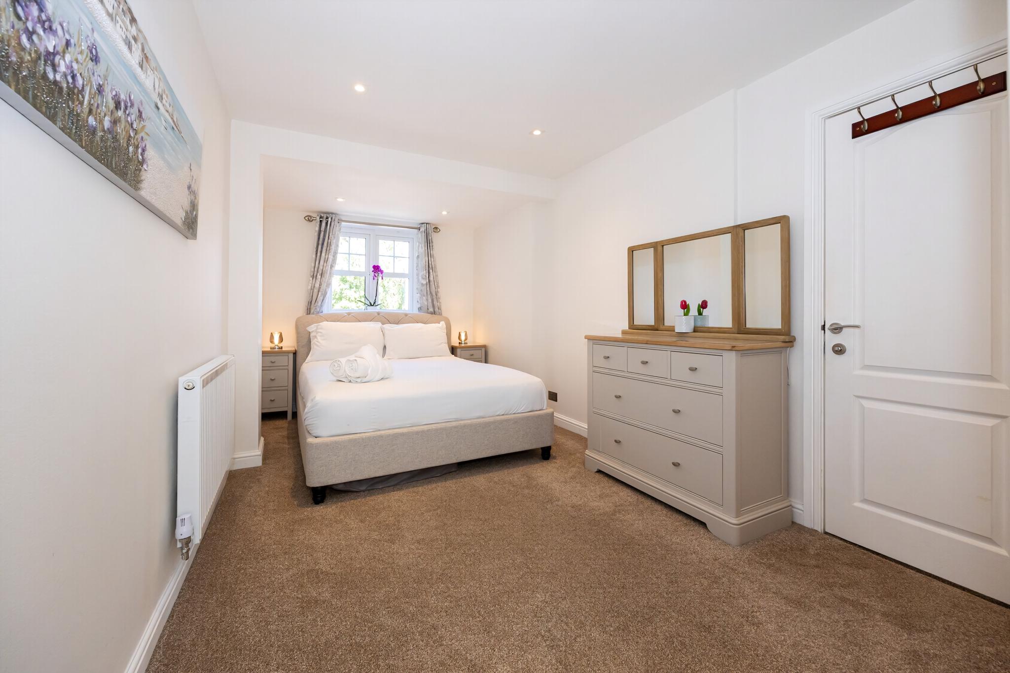 GuestReady - A Haven by the River in 45 Langland Drive, Eccles, Manchester, UK M30 7NJ - Property image 16 - VivreStays