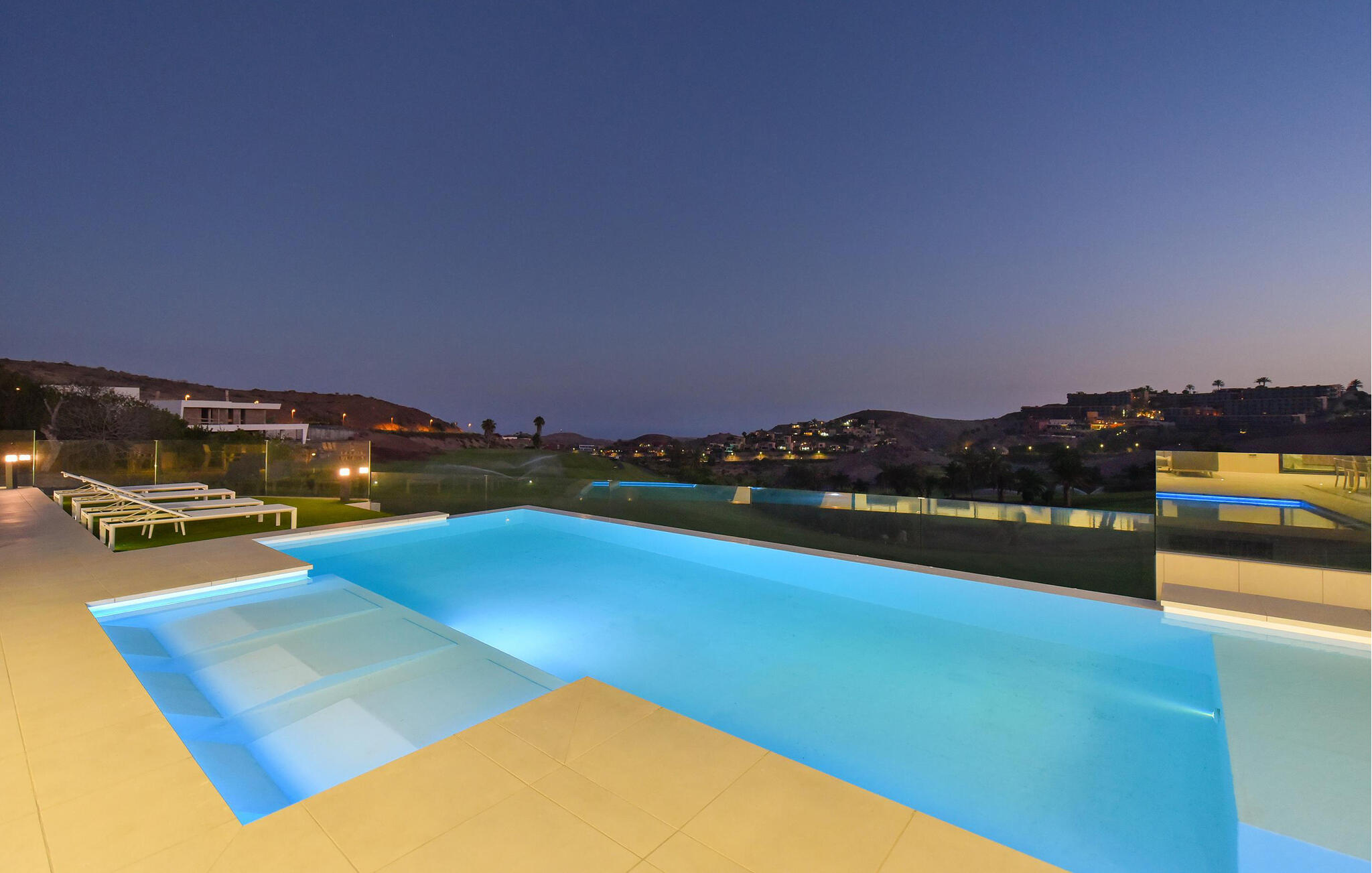 House 6 bedrooms, with pool