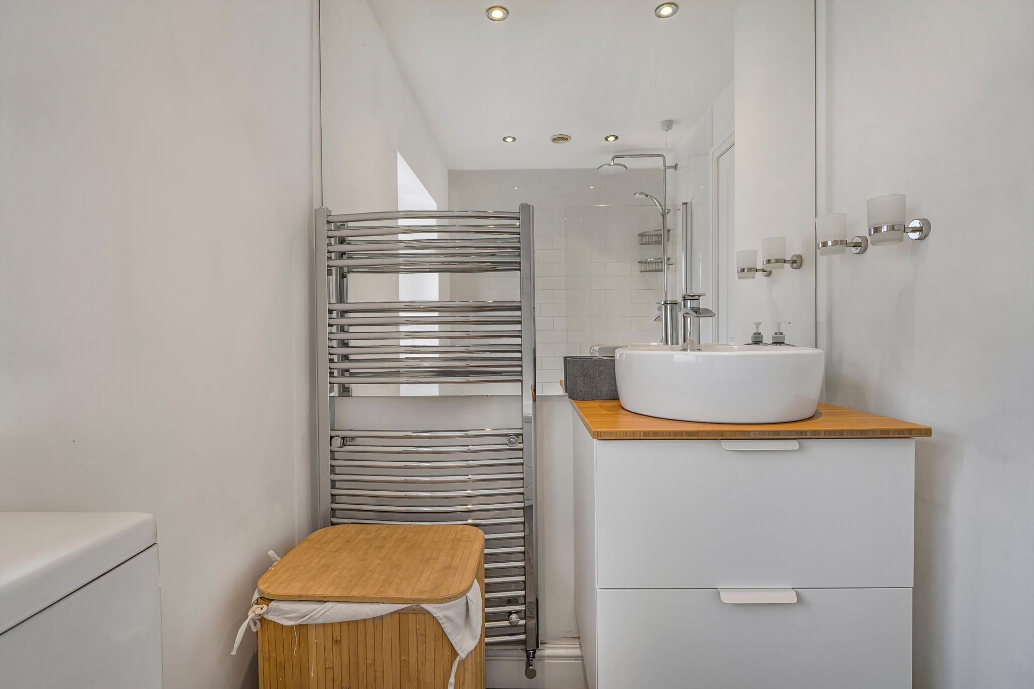 South Manchester Suburbs near Cheadle Village in 67 Kenilworth Road, Stockport SK3 0QL, UK SK3 0QL - Property image 28 - VivreStays