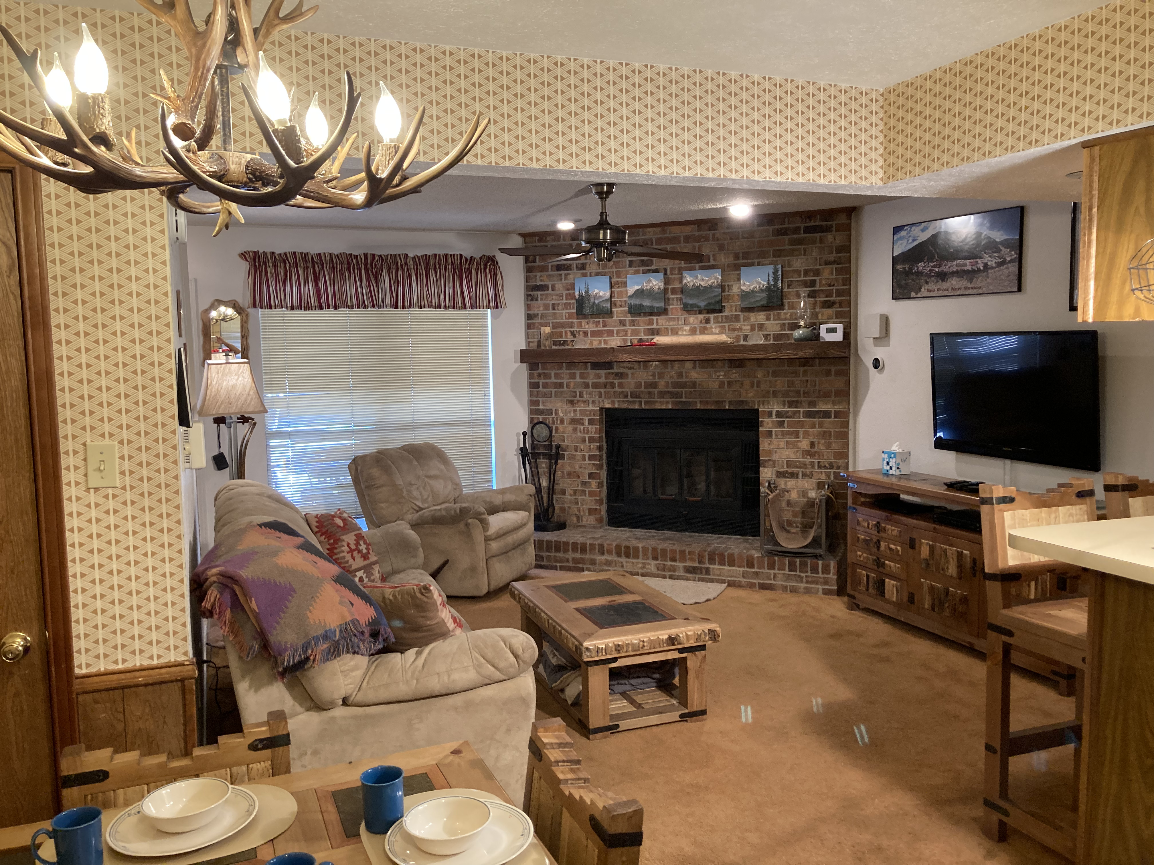 Cozy Living Area With Fireplace And High Speed Wifi - Stunning Mountain Retreat - Red River, NM