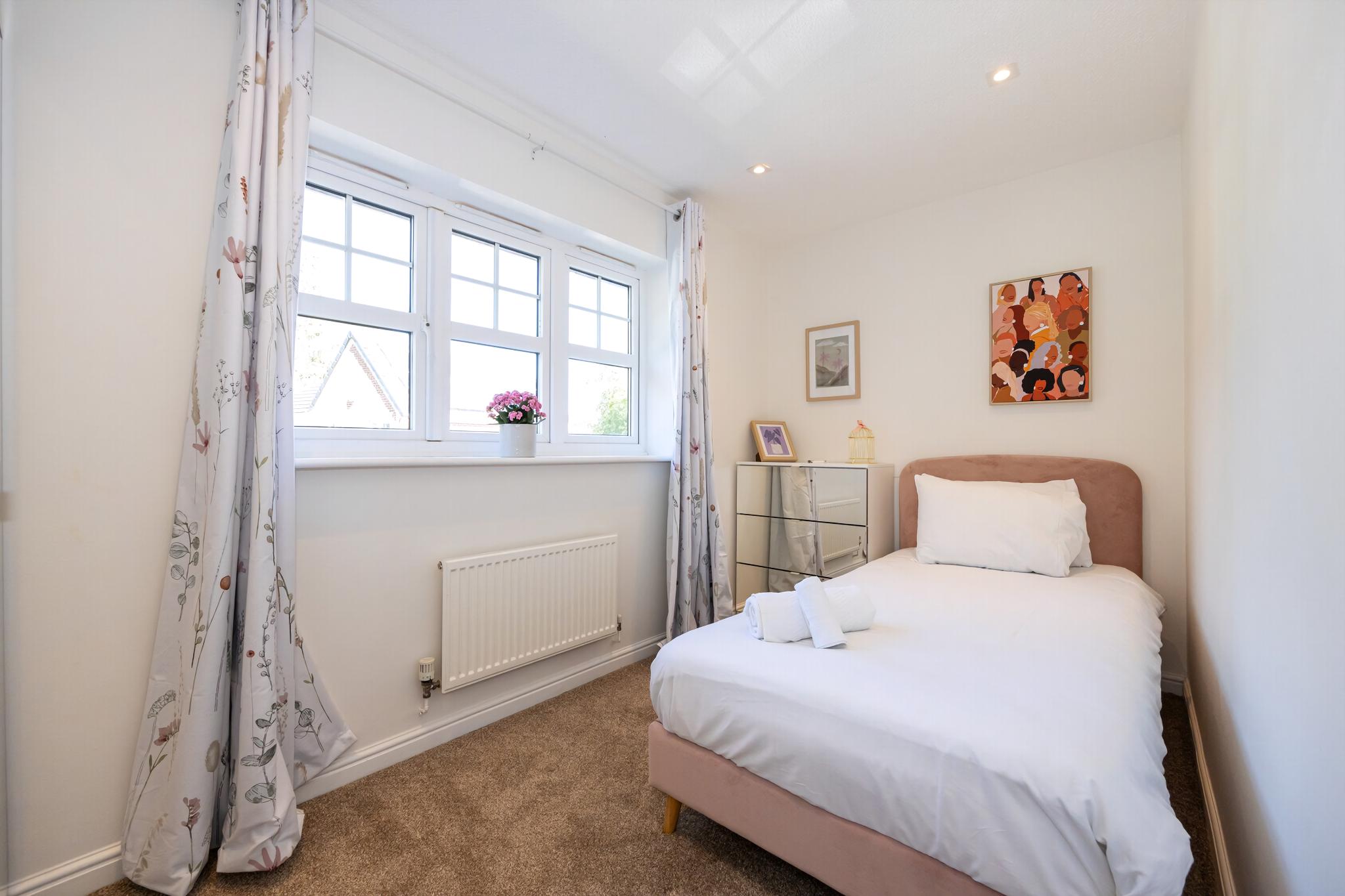 GuestReady - A Haven by the River in 45 Langland Drive, Eccles, Manchester, UK M30 7NJ - Property image 19 - VivreStays