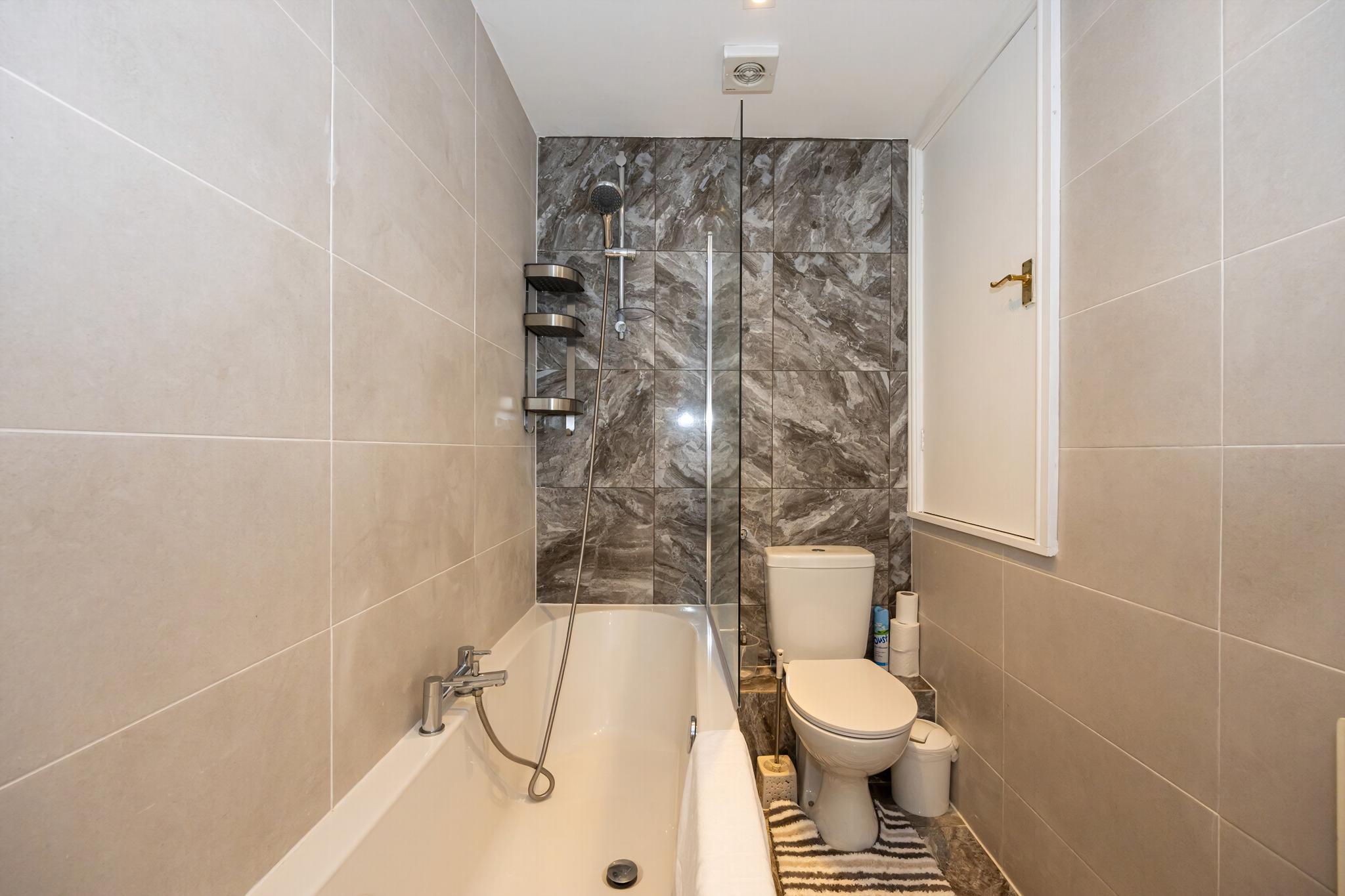GuestReady - A Haven by the River in 45 Langland Drive, Eccles, Manchester, UK M30 7NJ - Property image 23 - VivreStays