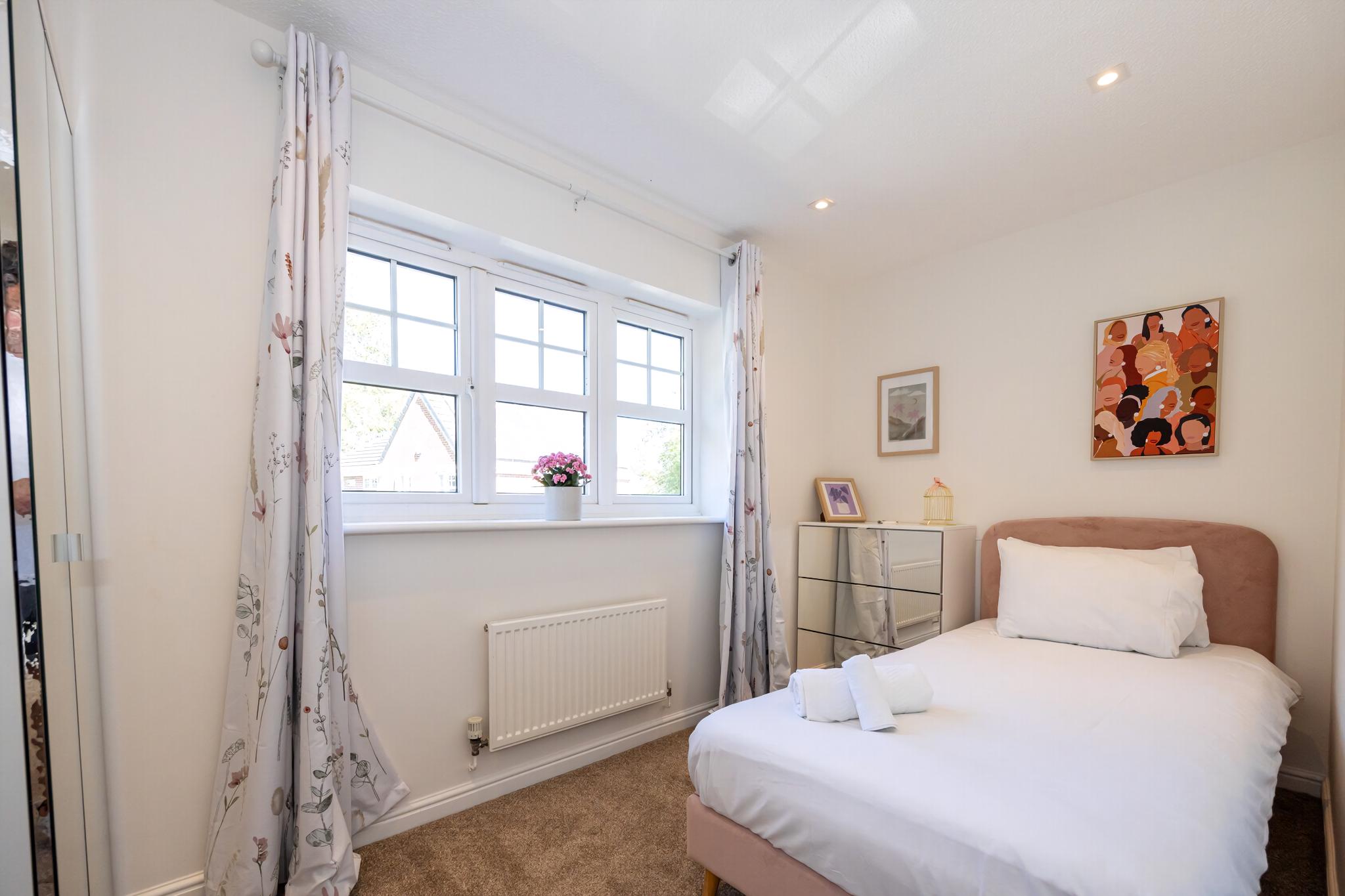GuestReady - A Haven by the River in 45 Langland Drive, Eccles, Manchester, UK M30 7NJ - Property image 3 - VivreStays