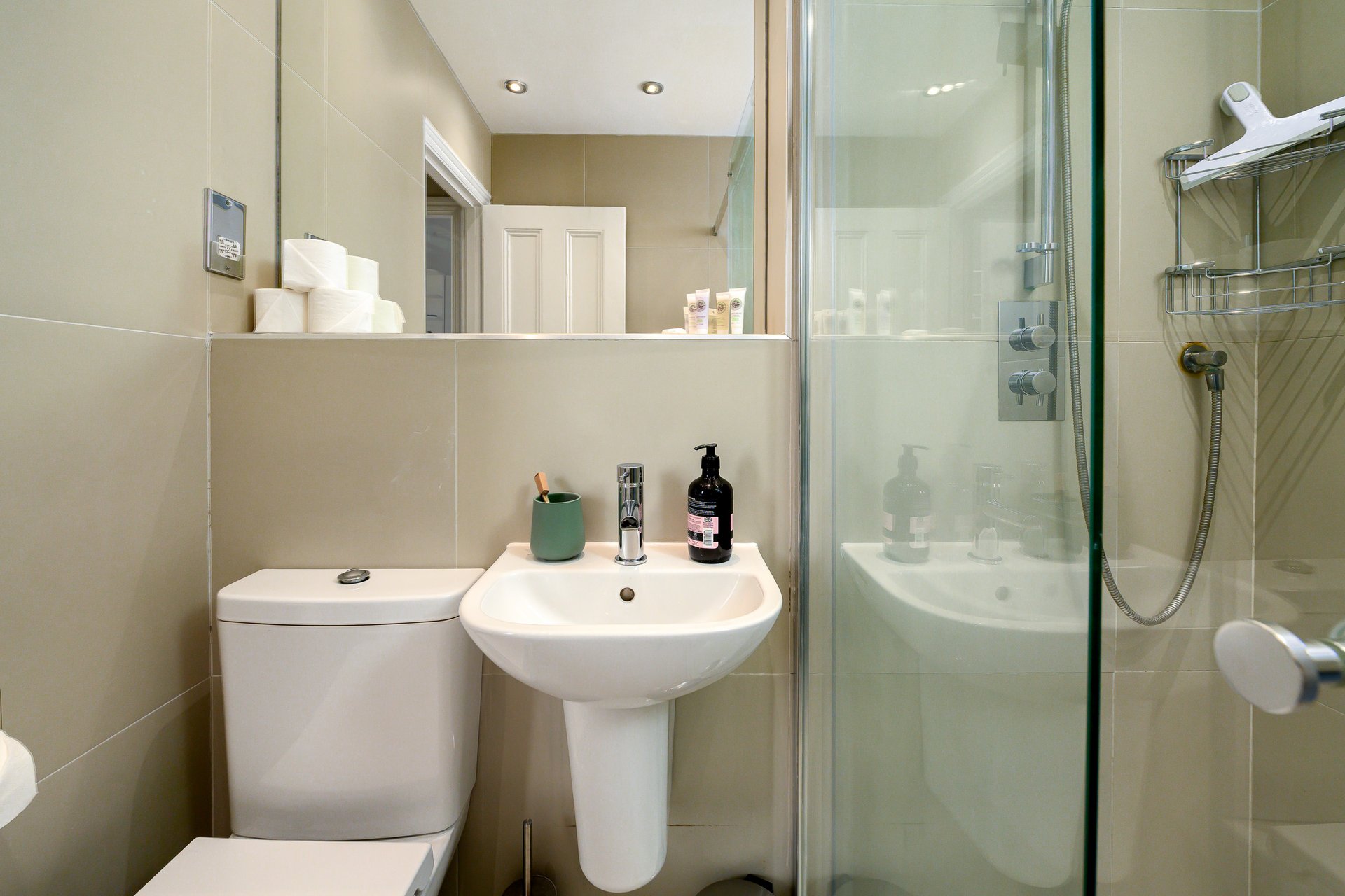 GuestReady - Cosy Loft Studio in Chiswick in flat 2, 2 Devonshire Gardens, London W4 3TW, UK W4 3TW - Property image 11 - VivreStays