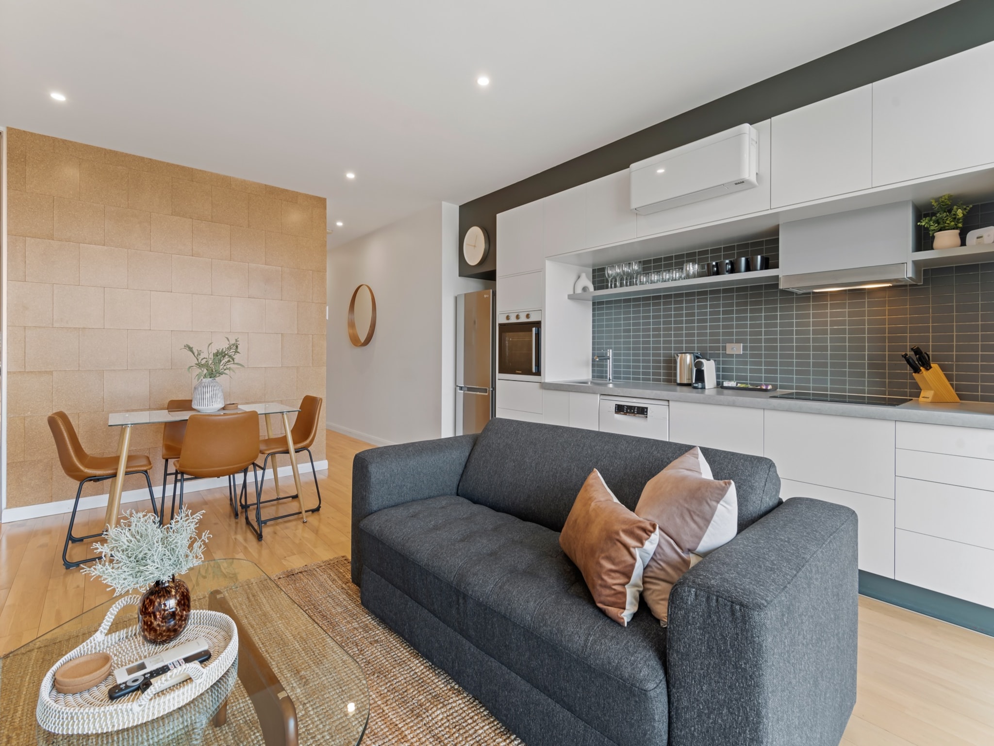 Modern 1-bed, City Skyline Views & Close To Shops - Australia