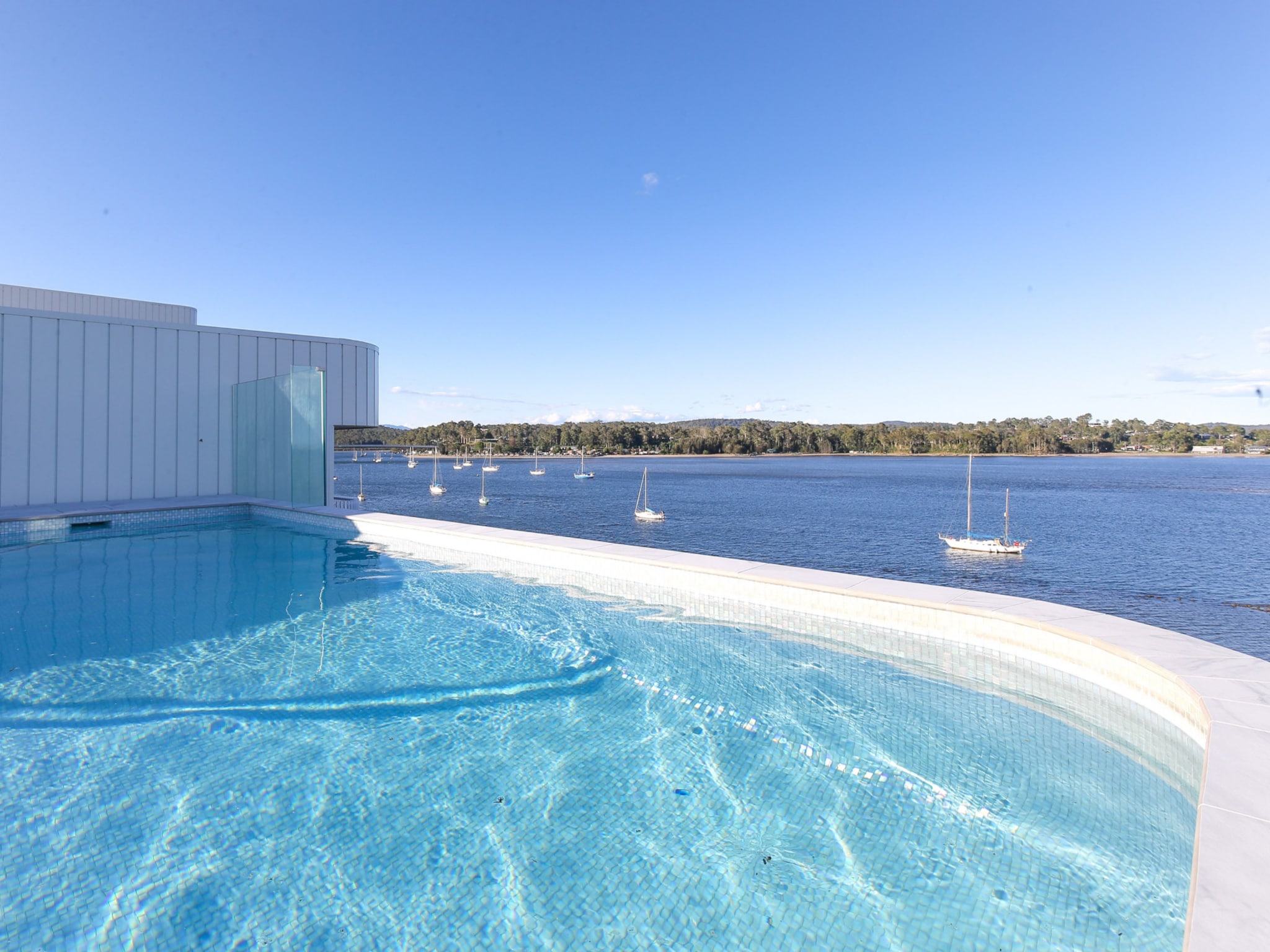 Elegant Bay Side 1-bed Apartment With Views - Australia