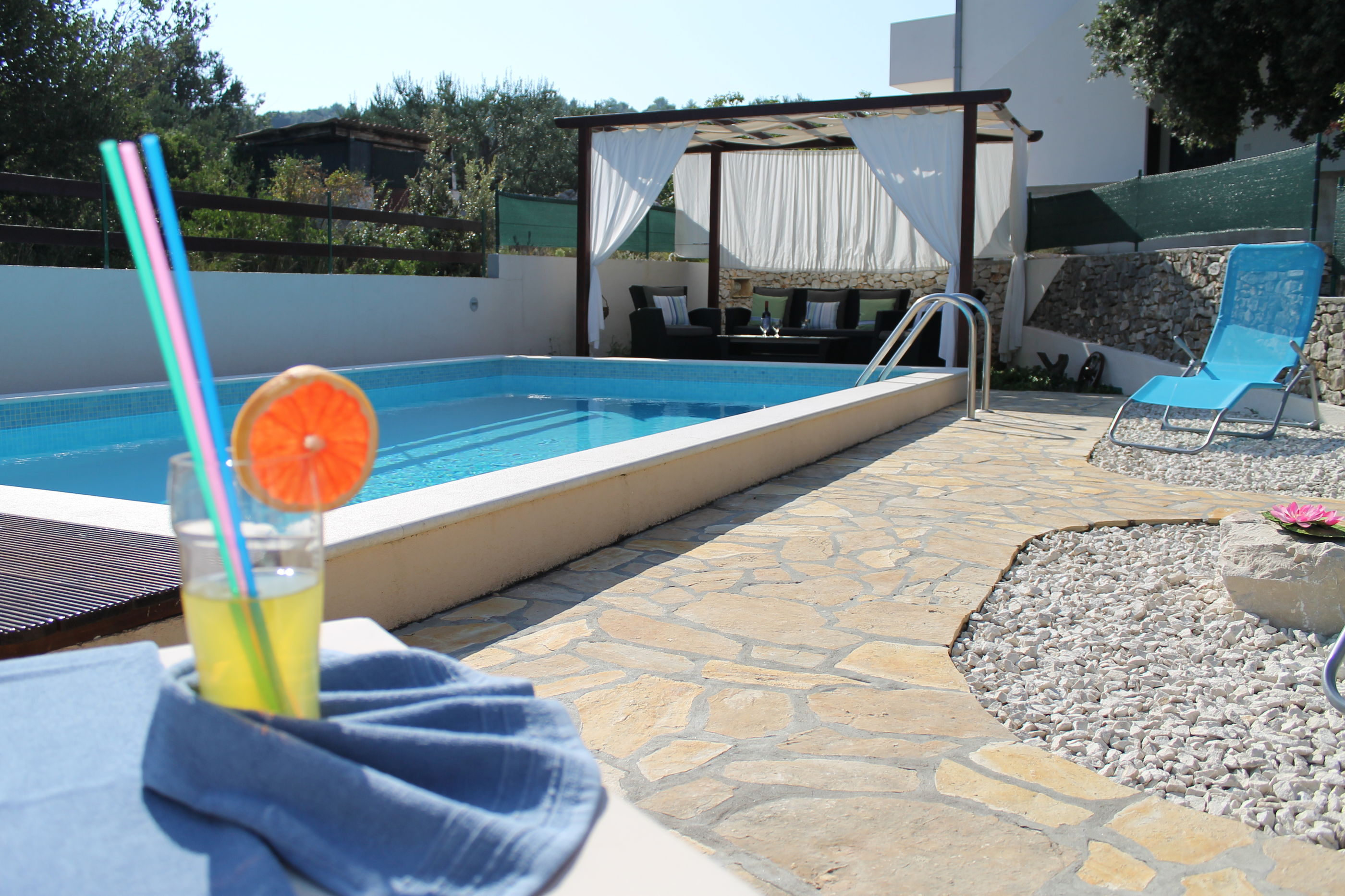 Vakantiehuis met omheinde tuin in Razanj (Kroatië) 2 honden zijn welkom