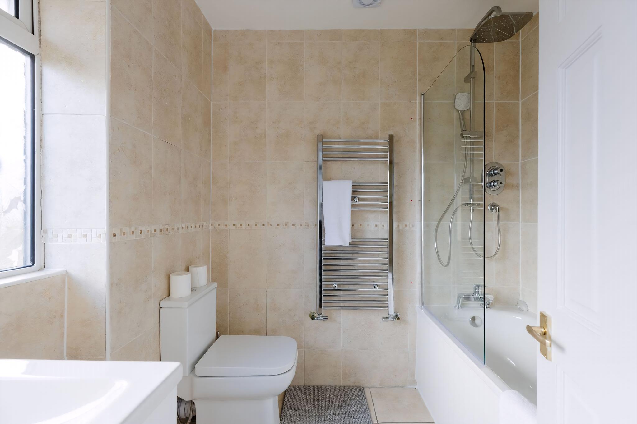 GuestReady - Charming Retreat in North-West London in 20 Goldsmith Lane, London NW9 9AH, UK NW9 9AH - Property image 3 - VivreStays