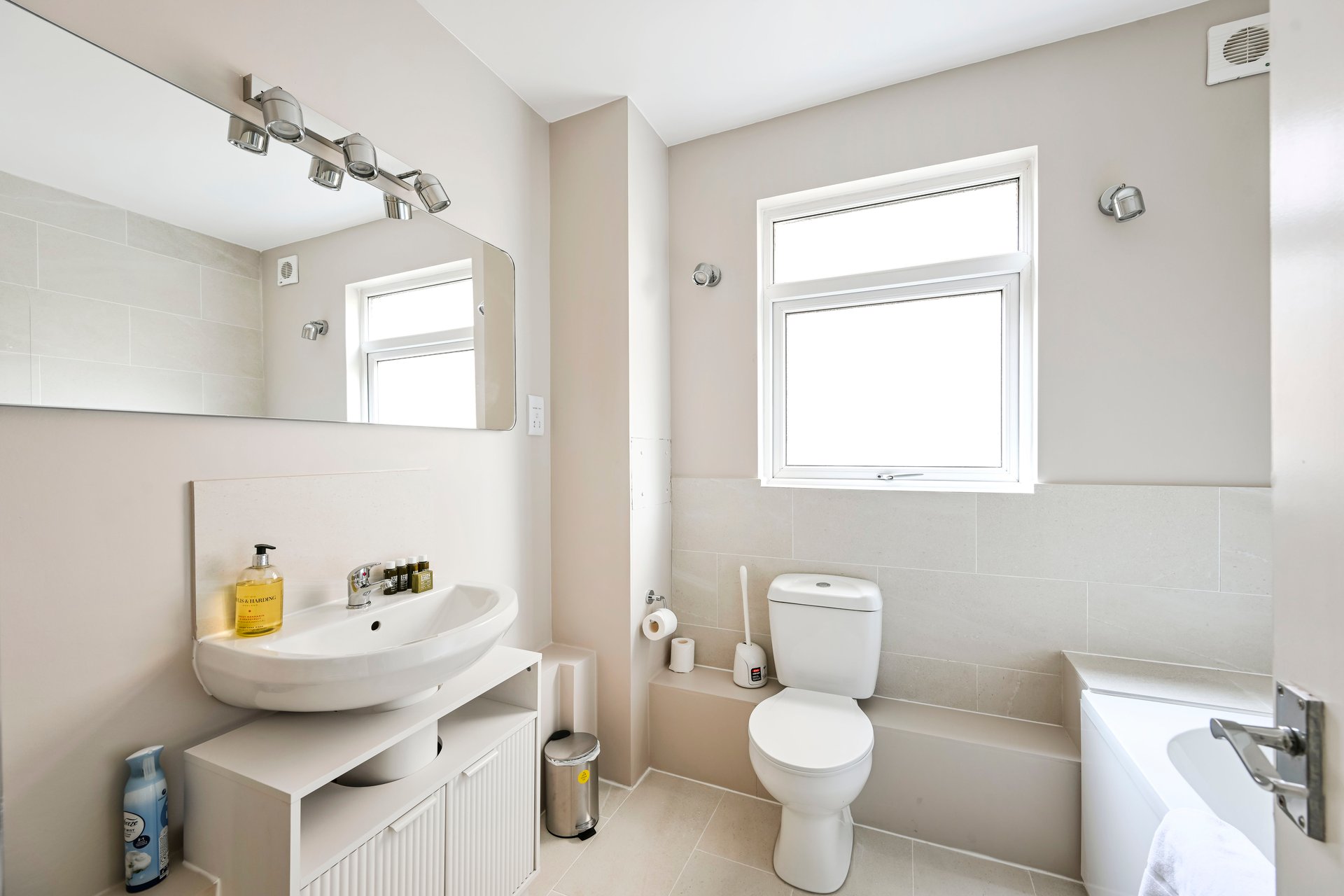 GuestReady - Modern 2bed in Richmond in 25 Mathias Court, 119 Church Road, Richmond TW10 6LL, UK, London, United Kingdom - Property image 11 - VivreStays