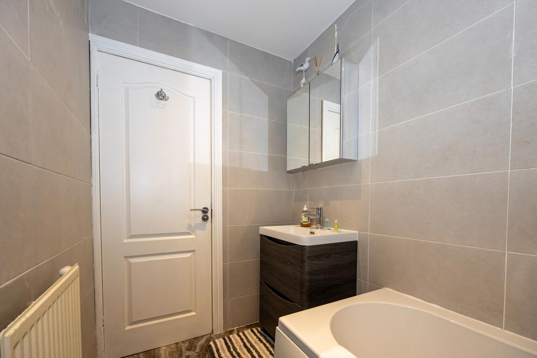 GuestReady - A Haven by the River in 45 Langland Drive, Eccles, Manchester, UK M30 7NJ - Property image 26 - VivreStays