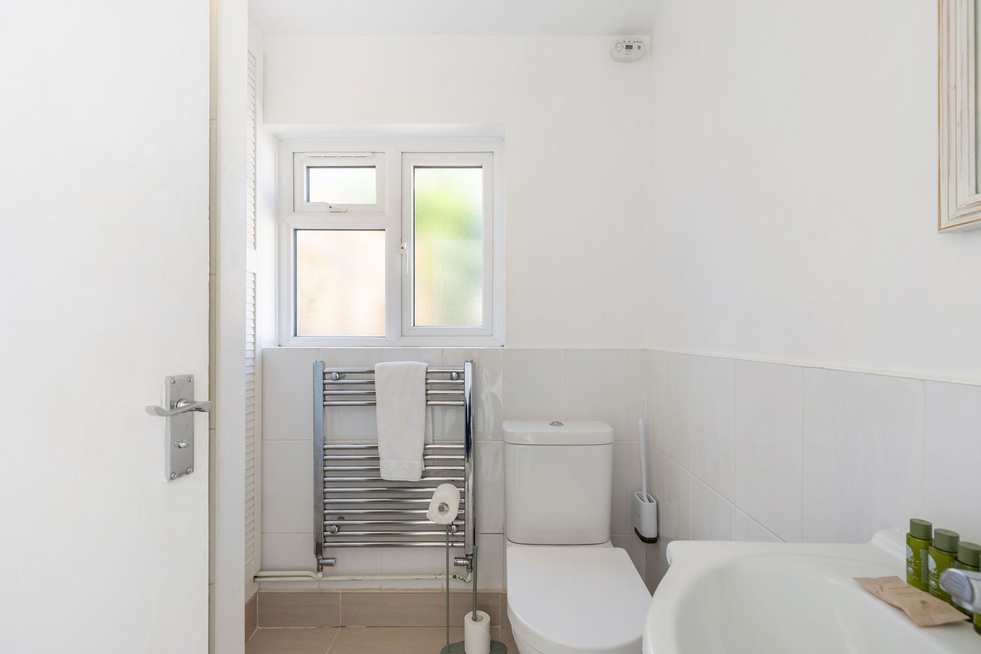 View GuestReady - Charming Kingston Home with Garden in 71 Acre Rd, Kingston upon Thames KT2 6ES, UK KT2 6ES GuestReady - Charming Kingston Home with Garden in 71 Acre Rd, Kingston upon Thames KT2 6ES, UK KT2 6ES - Property image 6 - VivreStays