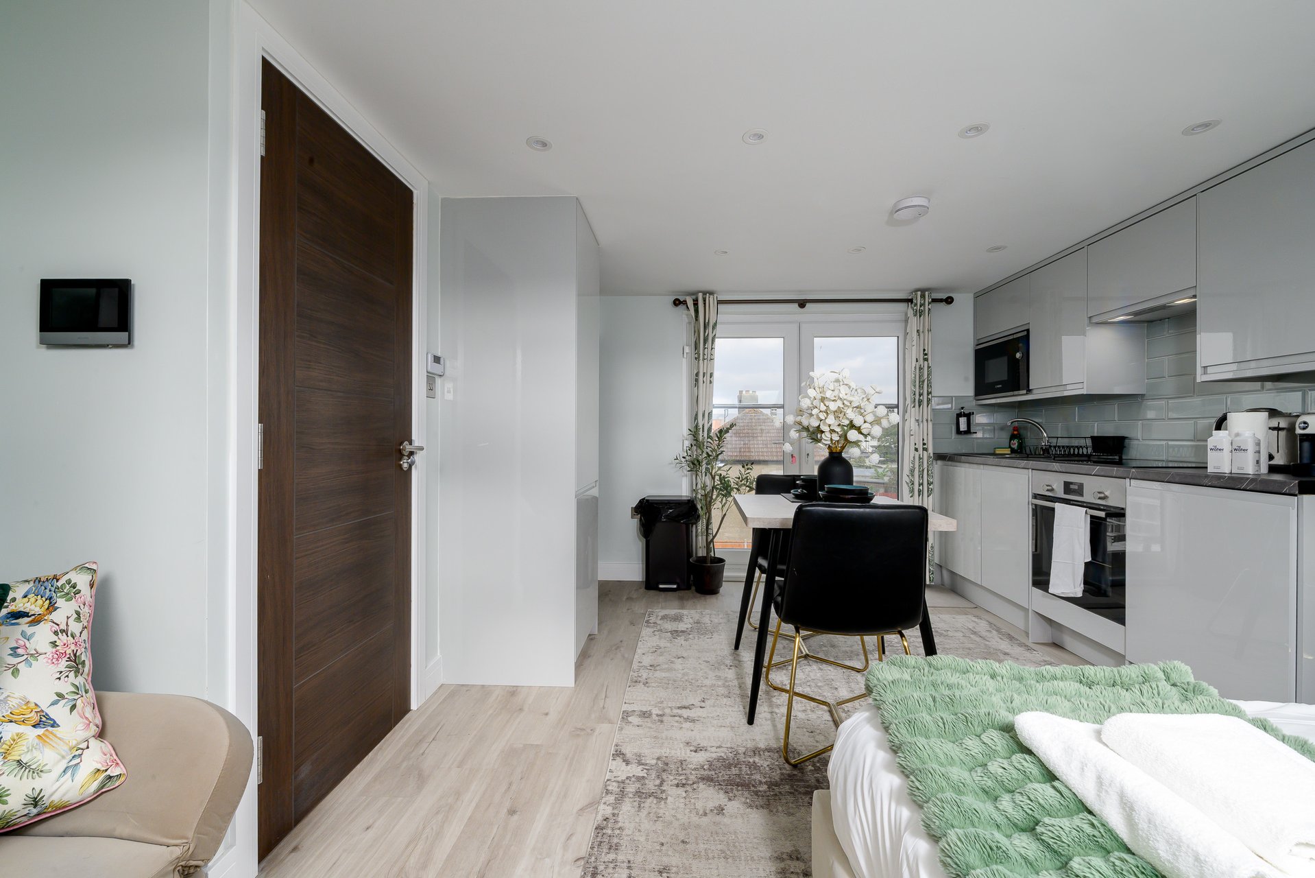 View GuestReady - Modern studio near Wembley Stadium in 8 Perimeade Road, Perivale, Greenford UB6 7AR, UK UB6 7AR GuestReady - Modern studio near Wembley Stadium in 8 Perimeade Road, Perivale, Greenford UB6 7AR, UK UB6 7AR - Property image 5 - VivreStays