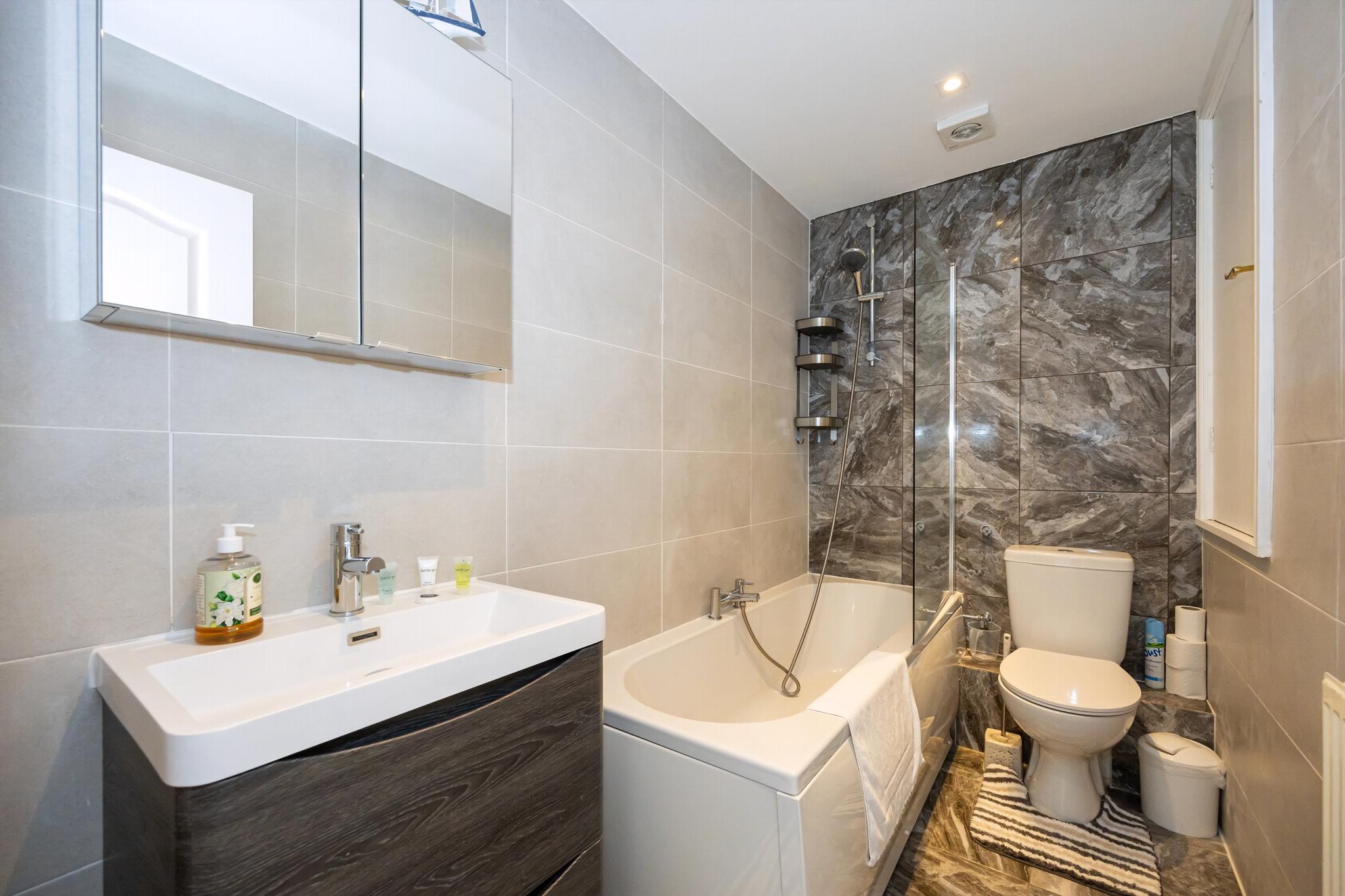 GuestReady - A Haven by the River in 45 Langland Drive, Eccles, Manchester, UK M30 7NJ - Property image 22 - VivreStays