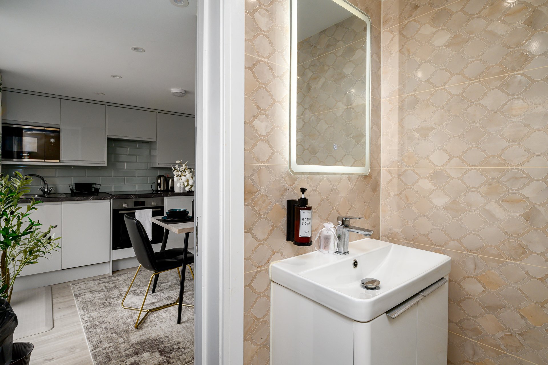 View GuestReady - Modern studio near Wembley Stadium in 8 Perimeade Road, Perivale, Greenford UB6 7AR, UK UB6 7AR GuestReady - Modern studio near Wembley Stadium in 8 Perimeade Road, Perivale, Greenford UB6 7AR, UK UB6 7AR - Property image 11 - VivreStays