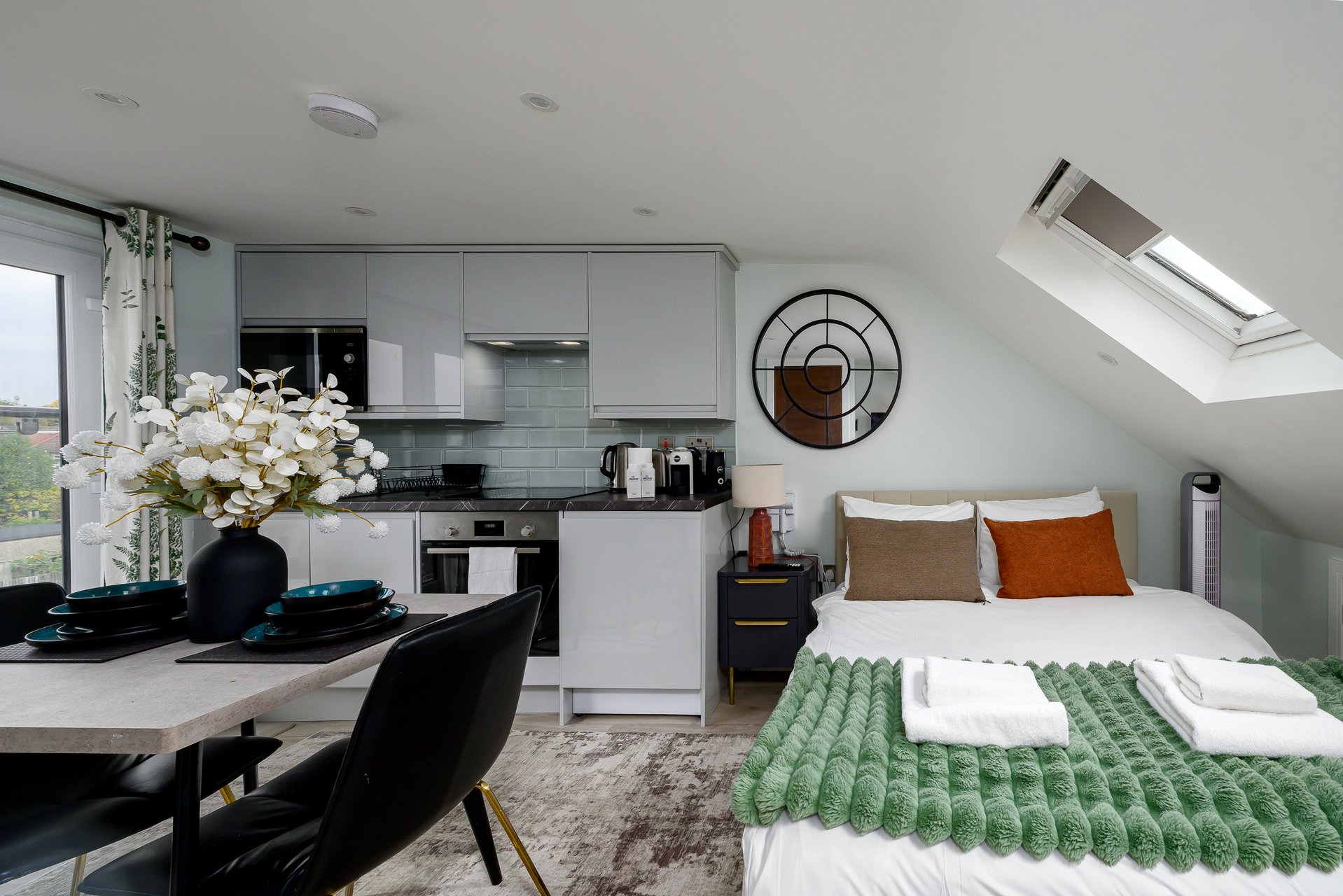 View GuestReady - Modern studio near Wembley Stadium in 8 Perimeade Road, Perivale, Greenford UB6 7AR, UK UB6 7AR GuestReady - Modern studio near Wembley Stadium in 8 Perimeade Road, Perivale, Greenford UB6 7AR, UK UB6 7AR - Property image 3 - VivreStays