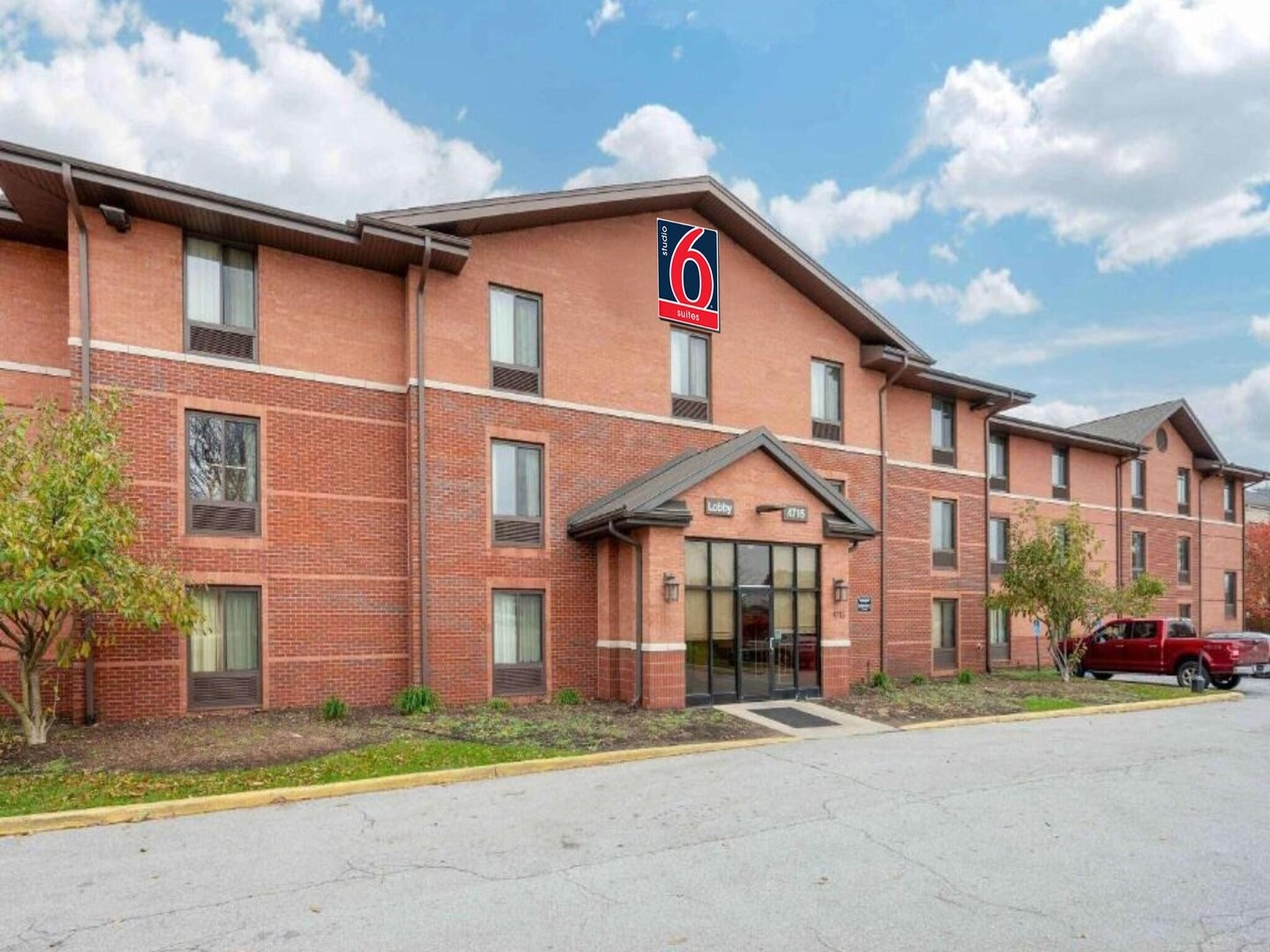 1 King Bed | Hearing Accessible, Kitchen - Mishawaka, IN