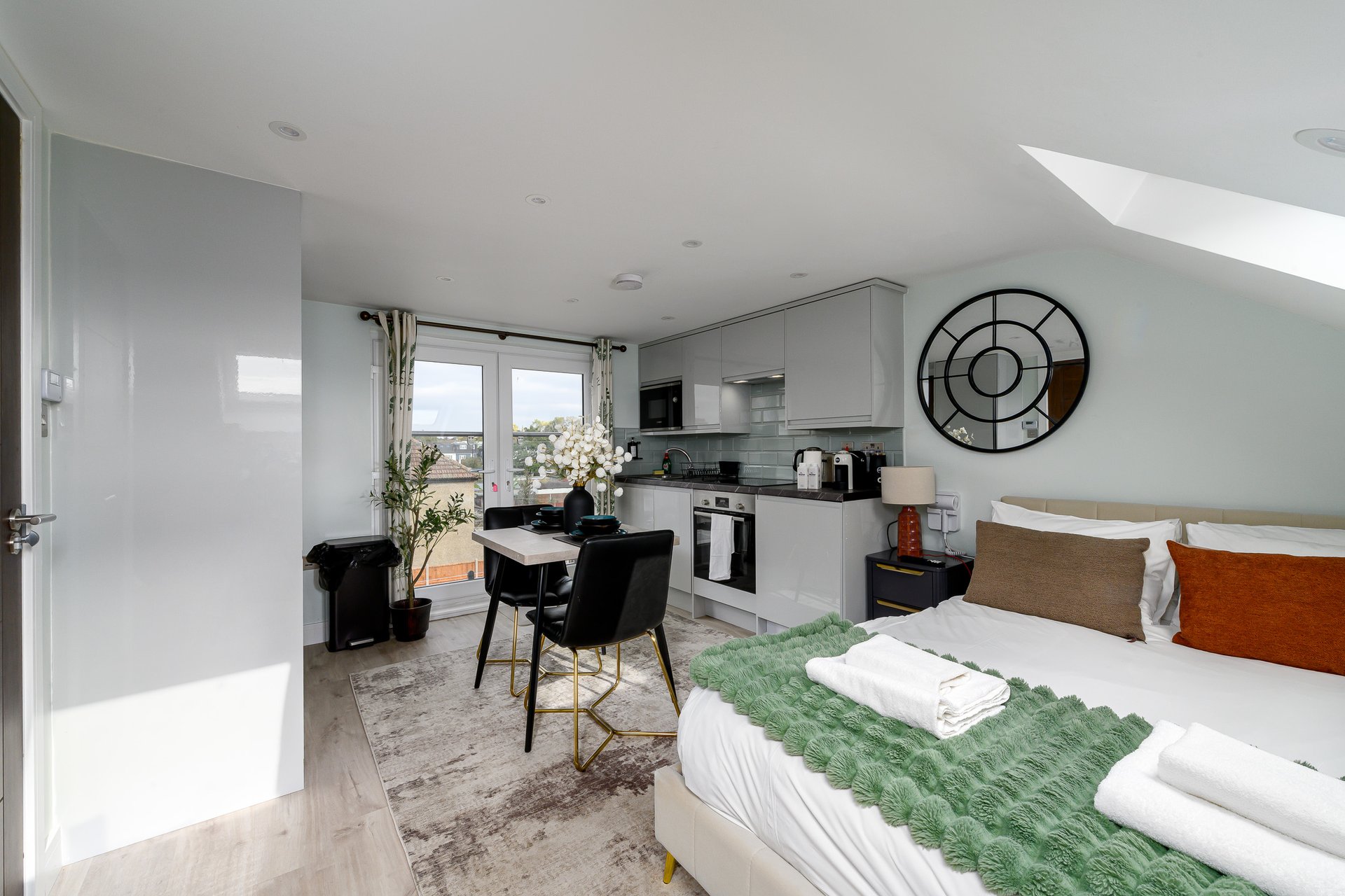 View GuestReady - Modern studio near Wembley Stadium in 8 Perimeade Road, Perivale, Greenford UB6 7AR, UK UB6 7AR GuestReady - Modern studio near Wembley Stadium in 8 Perimeade Road, Perivale, Greenford UB6 7AR, UK UB6 7AR - Serviced apartment interior and amenities - VivreStays